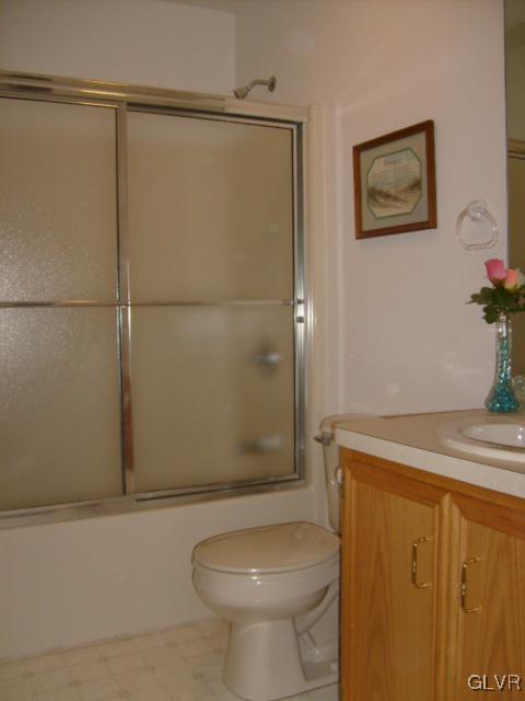 15 Ridge Road Bangor, PA 18013 - Photo 8 of 16 Main / family bath