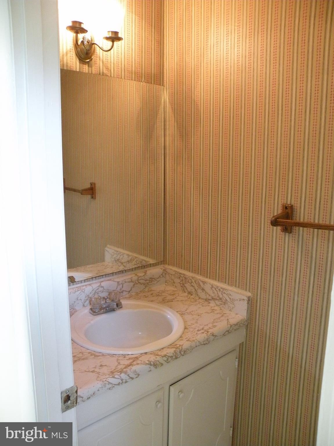 418 Colonial Ridge Lane, Unit 10 Arnold, MD 21012 - Photo 12 of 27 Powder Room