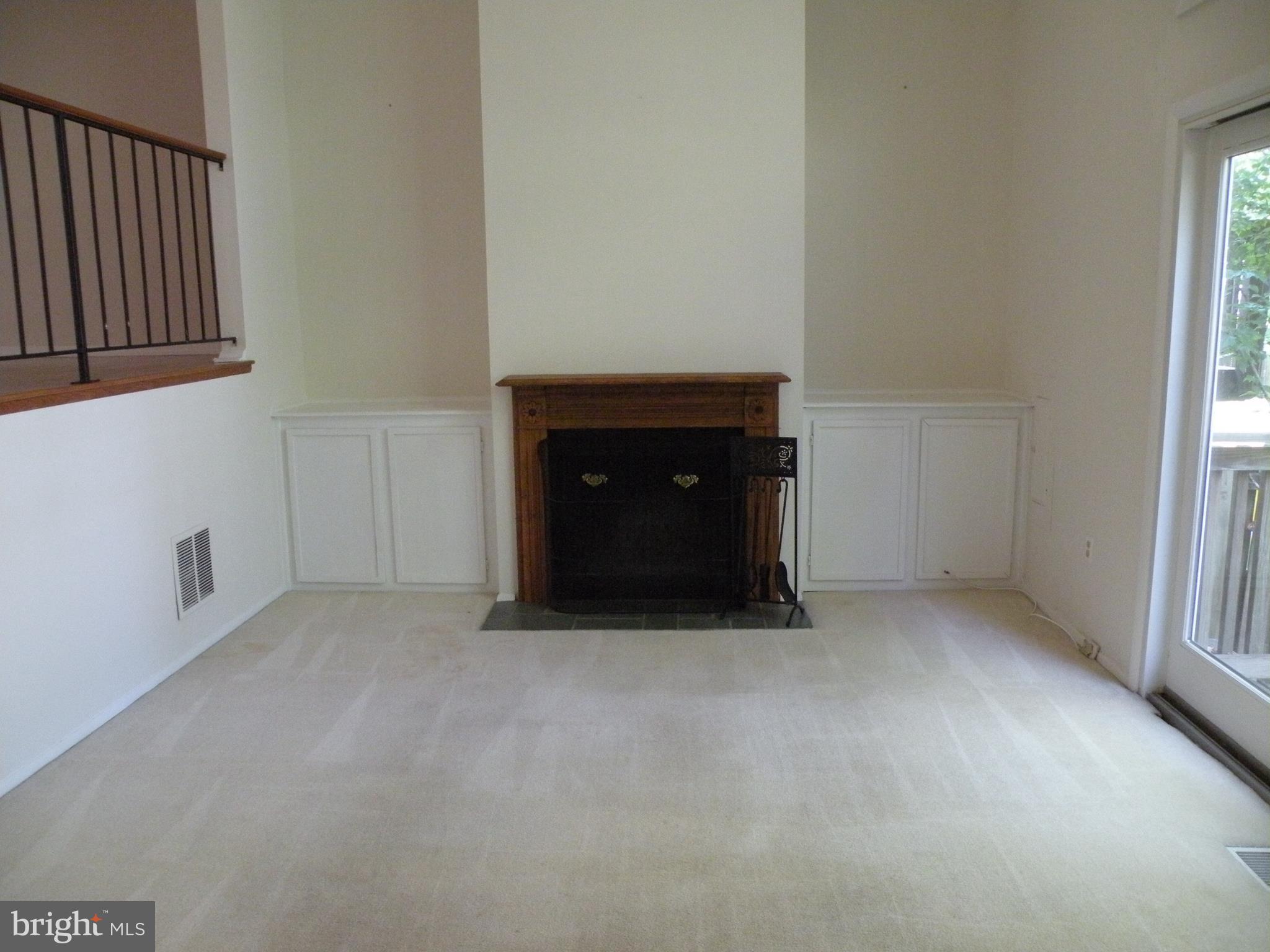 418 Colonial Ridge Lane, Unit 10 Arnold, MD 21012 - Photo 5 of 27 Living Room