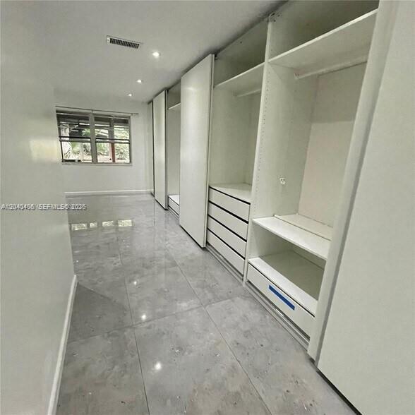 112 Fox Road, Unit 250 Hollywood, FL 33024 - Photo 10 of 28 Close Primary bedroom