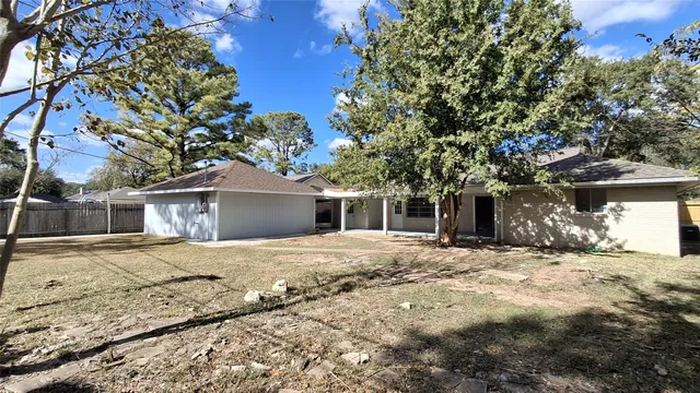 a view of a backyard