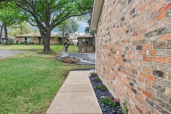 $425,000 | 1428 Hampton Road, Grapevine, TX 76051