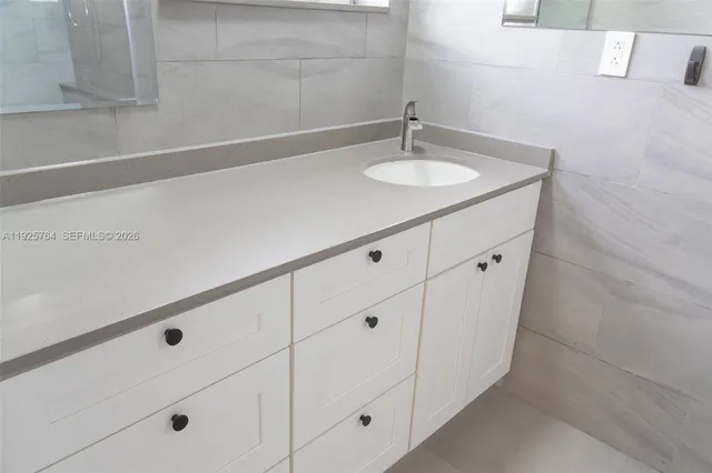 $4,800 | 5464 Northeast 3rd Avenue, Oakland Park, FL 33334