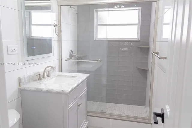 $4,800 | 5464 Northeast 3rd Avenue, Oakland Park, FL 33334