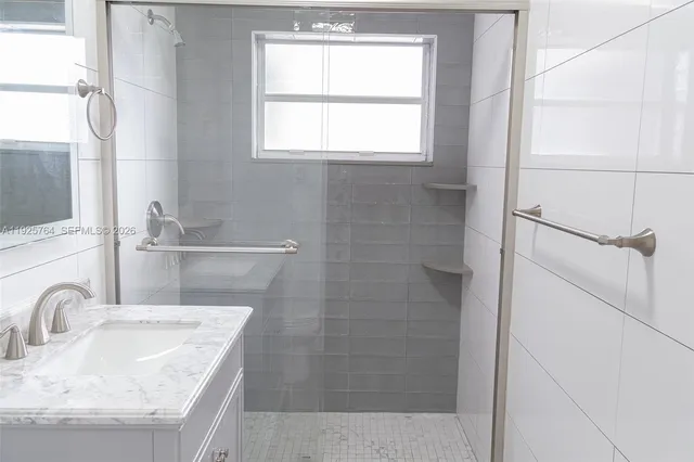 $4,800 | 5464 Northeast 3rd Avenue, Oakland Park, FL 33334