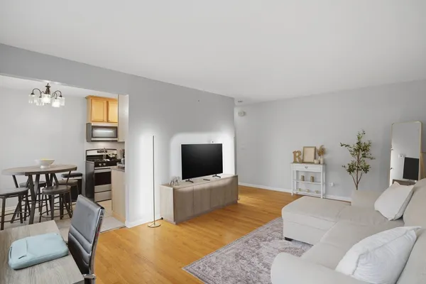 $149,000 | 3057 North Narragansett Avenue, Unit 9, Chicago, IL 60634
