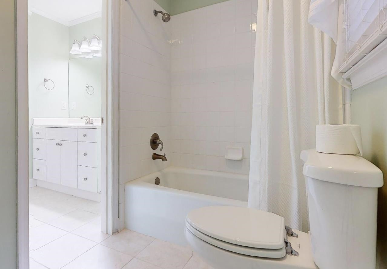 826 Chip Circle Cary, NC 27513 - Photo 28 of 44 a bathroom with a toilet and a bathtub