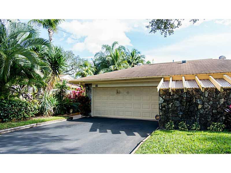 42 Greens Road, Unit 42 Hollywood, FL 33021 - Photo 1 of 21 Exterior Front.
