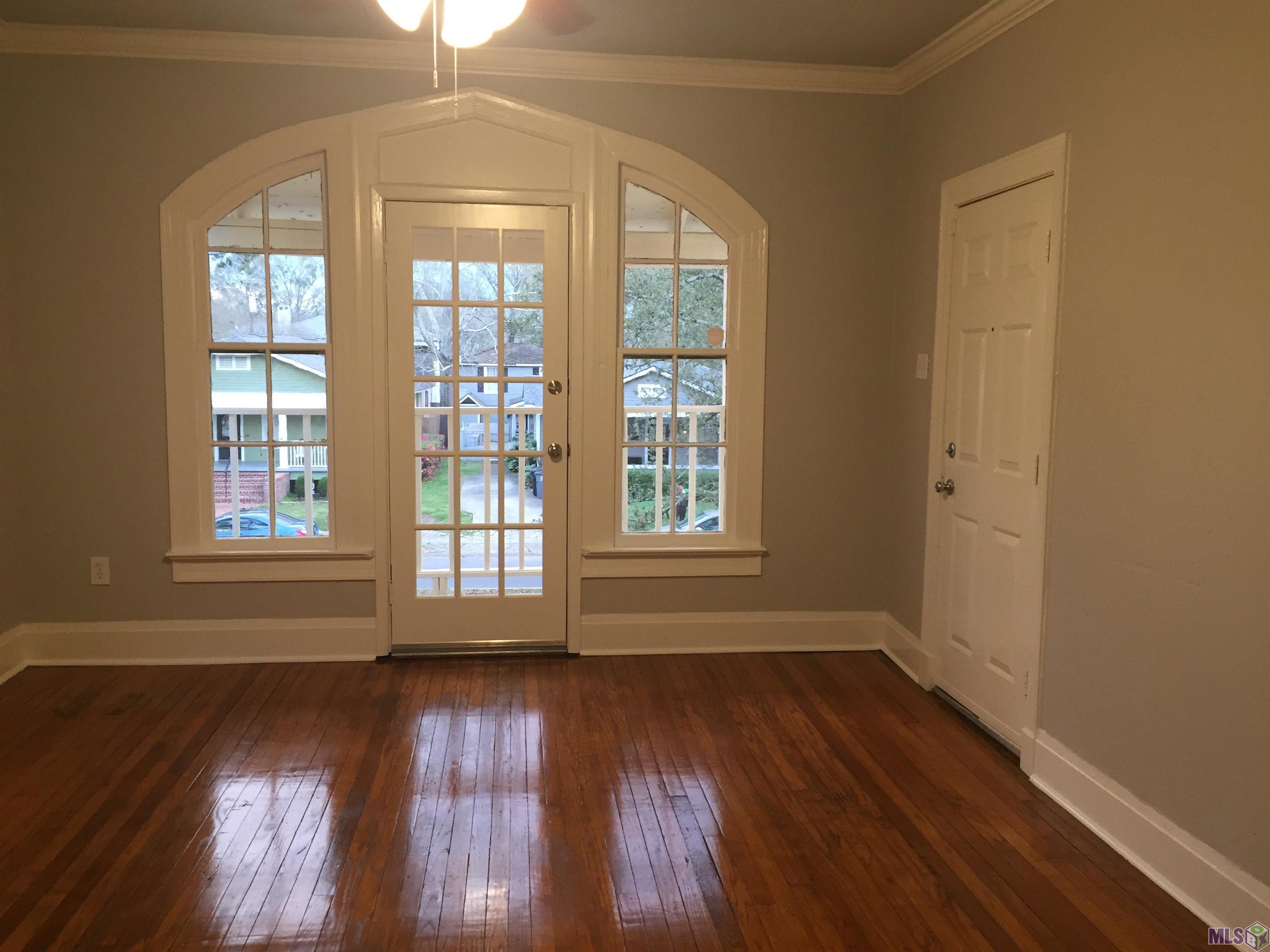 718 Park Boulevard, Unit 3 Baton Rouge, LA 70806 - Photo 3 of 12 Living room looking out to private balcony