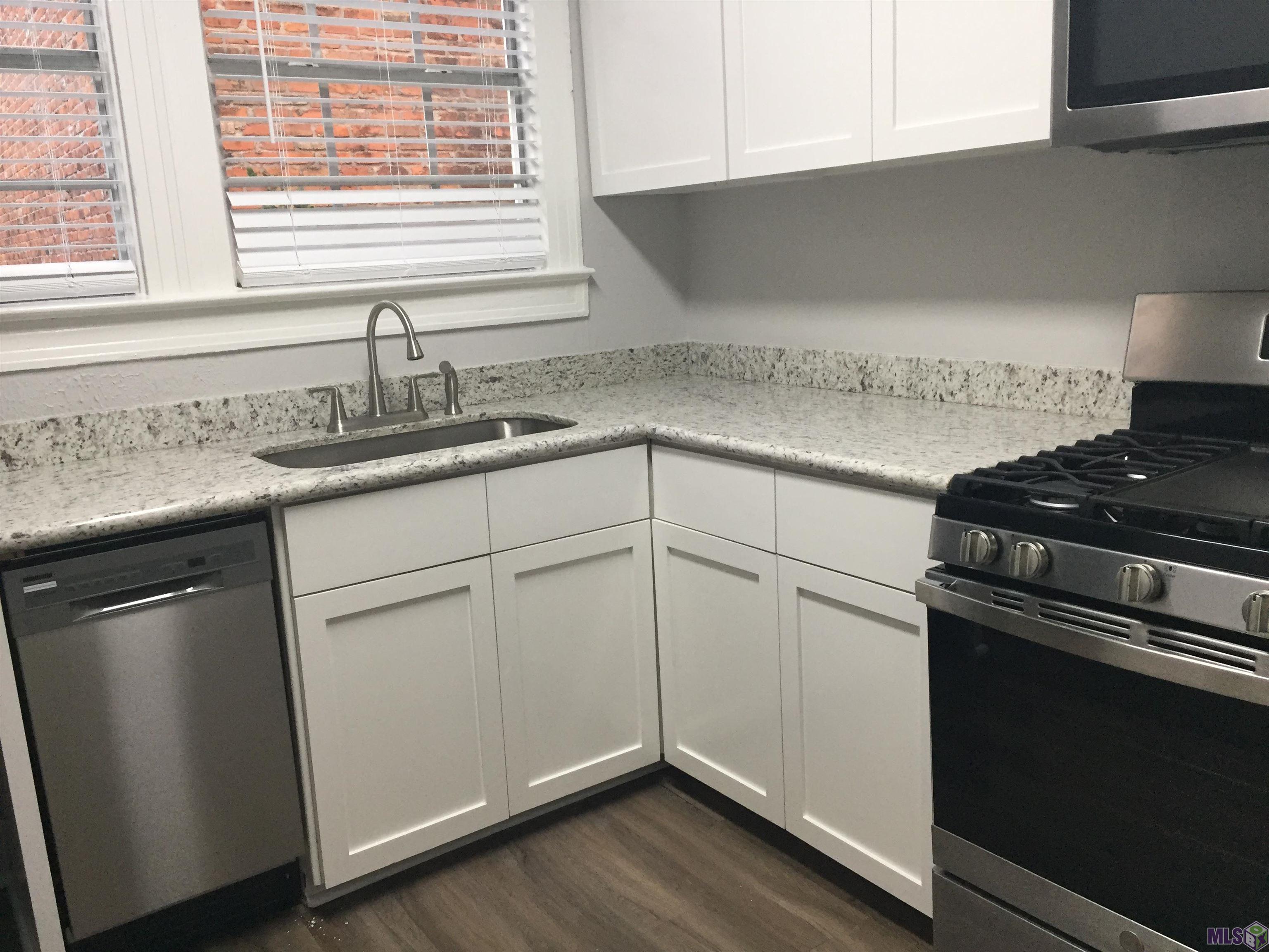 718 Park Boulevard, Unit 3 Baton Rouge, LA 70806 - Photo 5 of 12 Kit with stainless appliances and slab granite