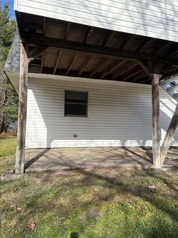 a view of backyard of the house