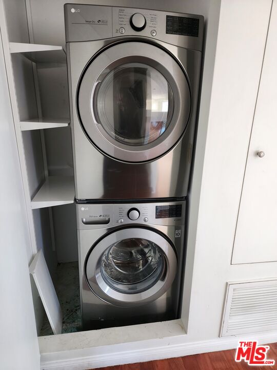 Almayo Avenue Los Angeles, CA 90064 - Photo 15 of 35 a utility room with dryer and washer