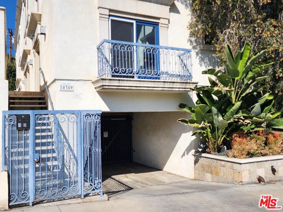 Almayo Avenue Los Angeles, CA 90064 - Photo 3 of 35 a view of entryway of house