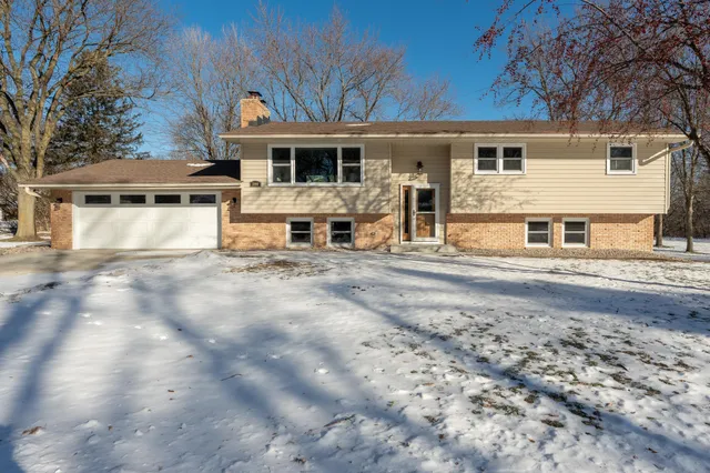 $595,000 | 300 Viking Drive, Mankato, MN 56001
