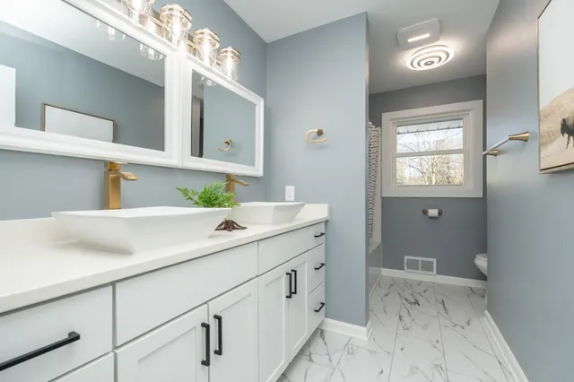 $585,000 | 300 Viking Drive, Mankato, MN 56001