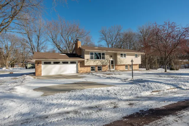 $585,000 | 300 Viking Drive, Mankato, MN 56001