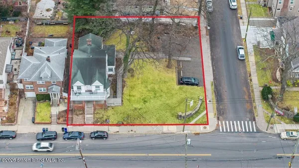 $1,999,000 | 1102 Victory Boulevard | Sunnyside