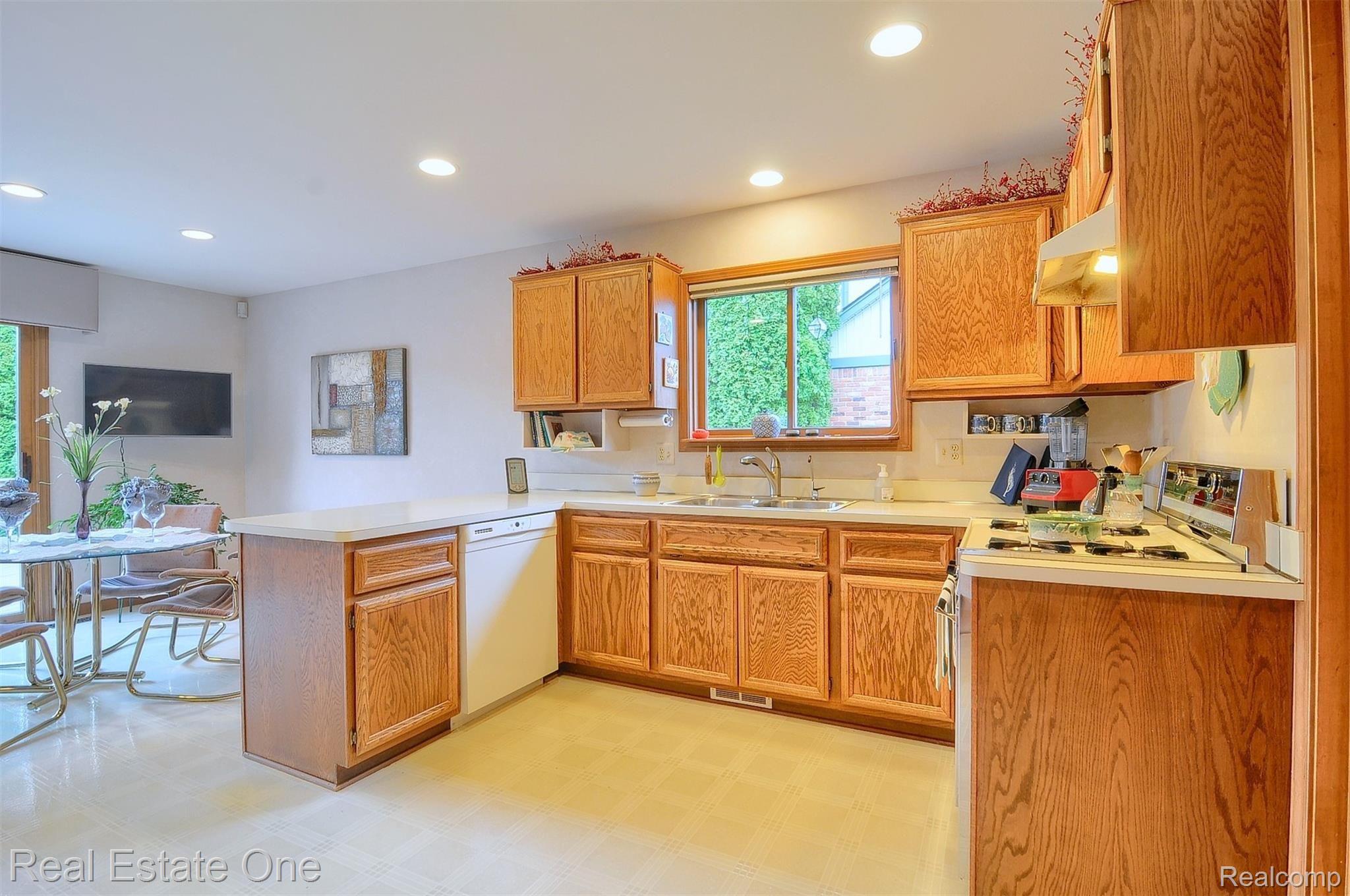 Kitchen (1).jpg
