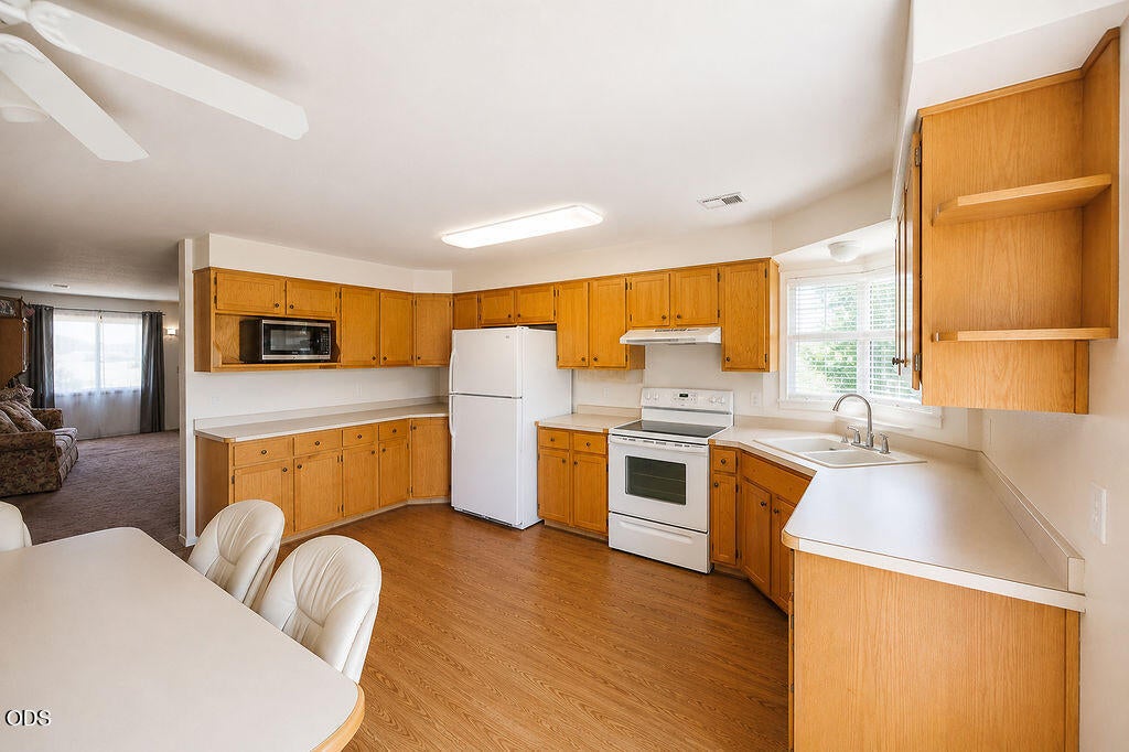 2941 Sylvia Road Medford, OR 97502 - Photo 5 of 34 Gallery Image 5