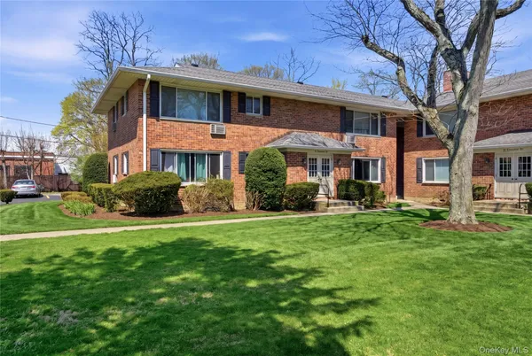 $285,000 | 51 Edmunton Drive, Unit F18, North Babylon, NY 11703
