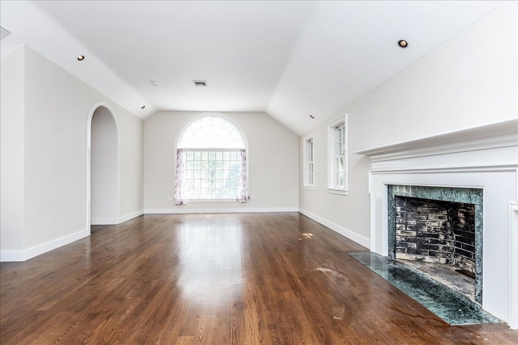 185 Ipswich Road Topsfield, MA 01983 - Photo 3 of 42 Gallery Image 3