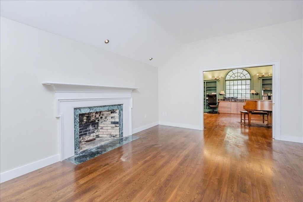 185 Ipswich Road Topsfield, MA 01983 - Photo 5 of 42 Gallery Image 5