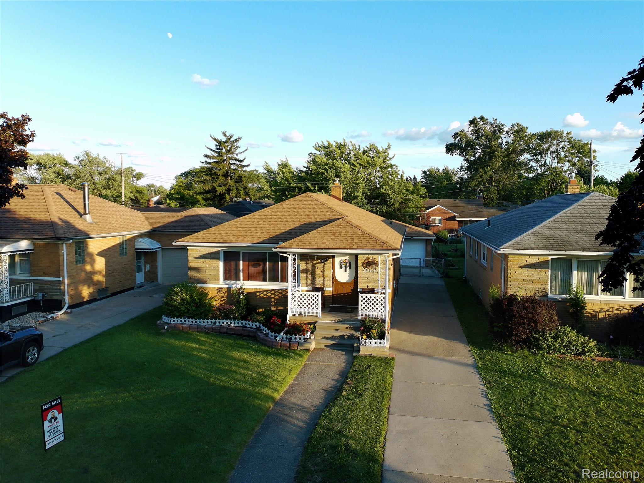 8152 Potomac Street Center Line, MI 48015 - Photo 4 of 39 PTSC_0017.JPG 11.JPG