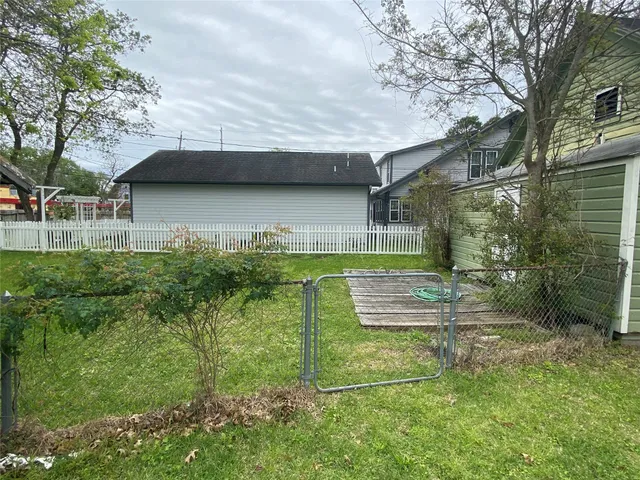 $1,250 | 207 South 1st Street, La Porte, TX 77571