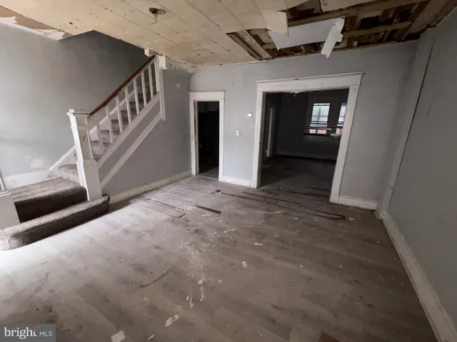 a view of an entryway with a livingroom