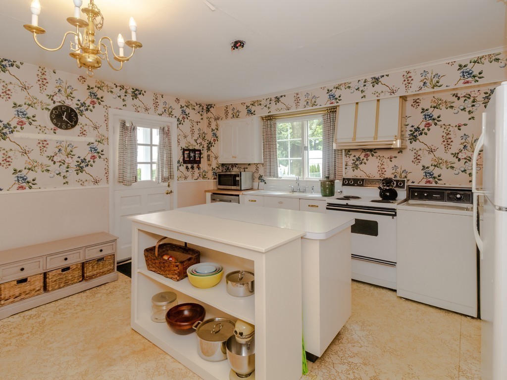 86 Potter Road Waltham, MA 02453 - Photo 3 of 28 Gallery Image 3
