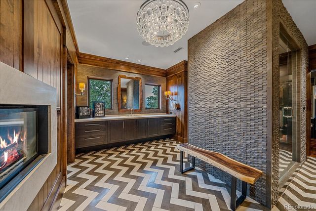 a picture of outdoor space with lots of plants and trees