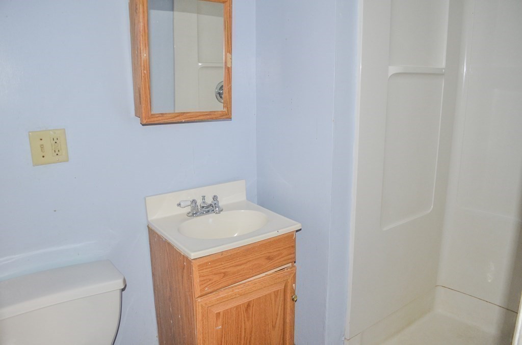25 Eton Street Springfield, MA 01108 - Photo 25 of 31 a utility room with dryer and washer