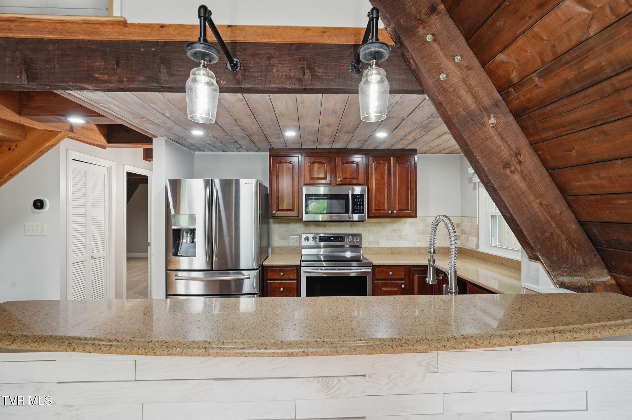 440 Lakeshore Road Bluff City, TN 37618 - Photo 6 of 56 22-web-or-mls-025_DSC00969