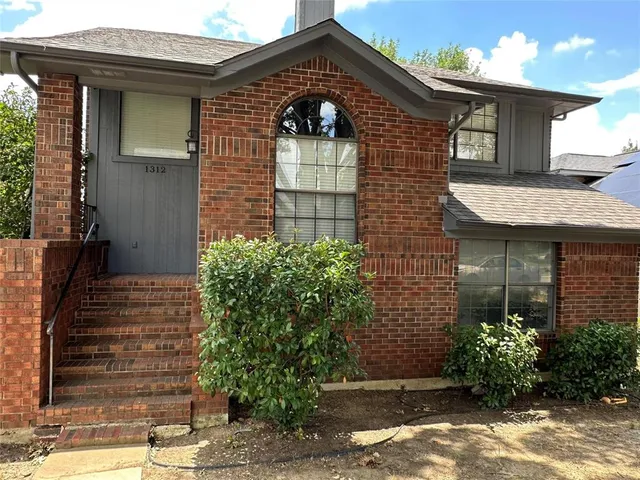 $2,300 | 1312 Golden Gate Drive, Carrollton, TX 75007
