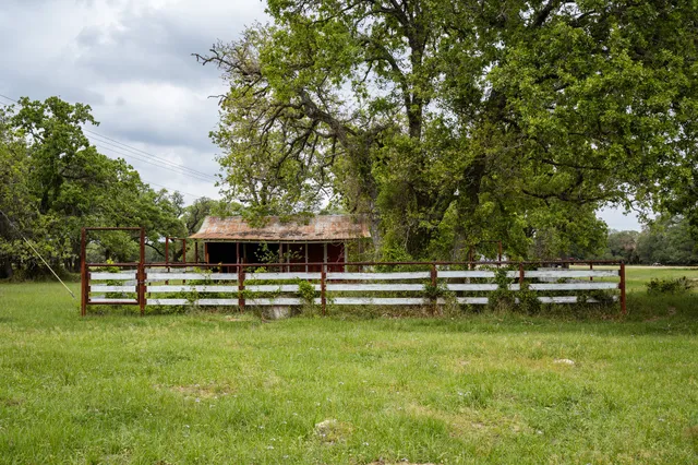 $5,275,000 | 3814 County Road 19, Hallettsville, TX 77964