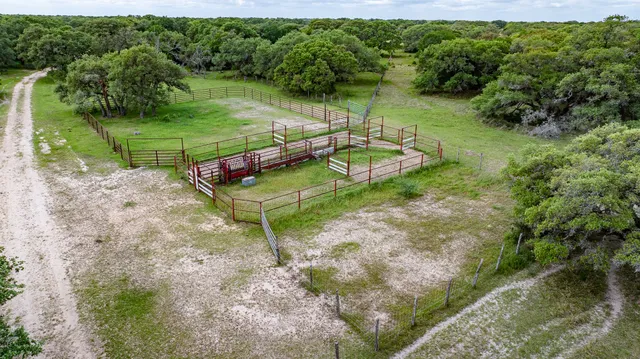 $5,275,000 | 3814 County Road 19, Hallettsville, TX 77964