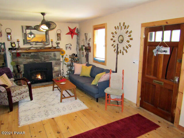 58 Hibernation Road Lake Ariel, PA 18436 - Photo 4 of 28 Living Room (3)