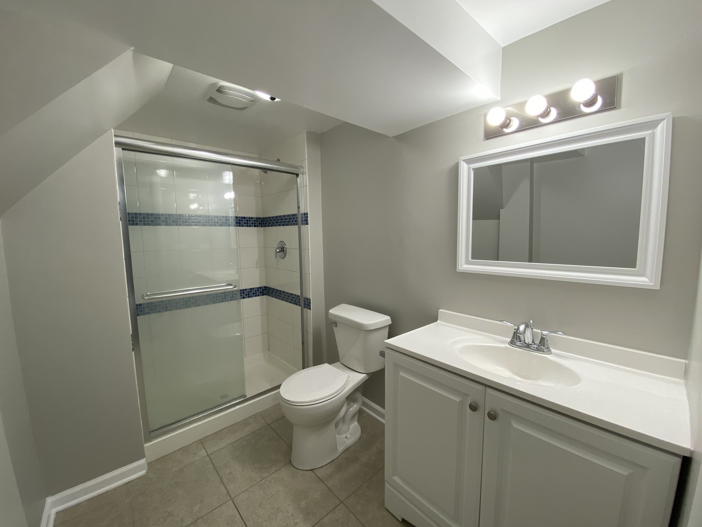 18 South Oltendorf Road Streamwood, IL 60107 - Photo 18 of 21 a bathroom with a toilet sink and shower