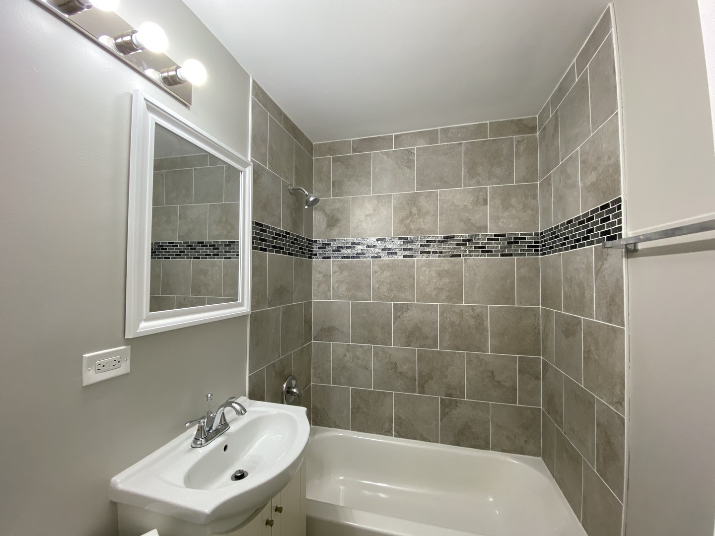 18 South Oltendorf Road Streamwood, IL 60107 - Photo 10 of 21 a bathroom with a shower and a sink