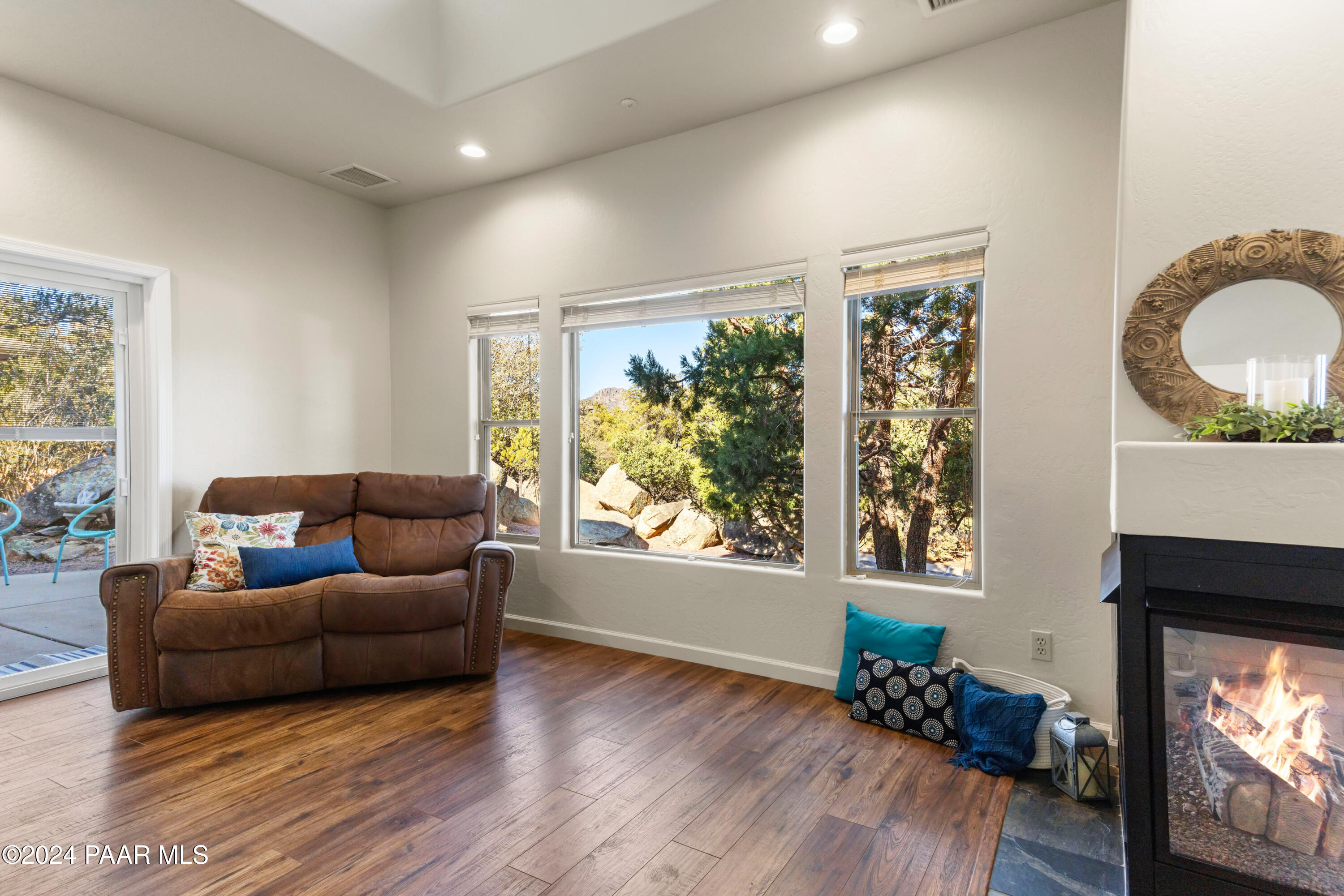 1457 Vista Road Prescott, AZ 86303 - Photo 6 of 34 Bright & Airy w/Views of Thumb Butte