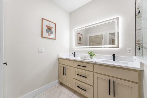 508 Luzon Street Tool, TX 75143 - Photo 19 of 40 a bathroom with a sink and a mirror