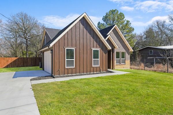 508 Luzon Street Tool, TX 75143 - Photo 4 of 40 a front view of a house with a garden