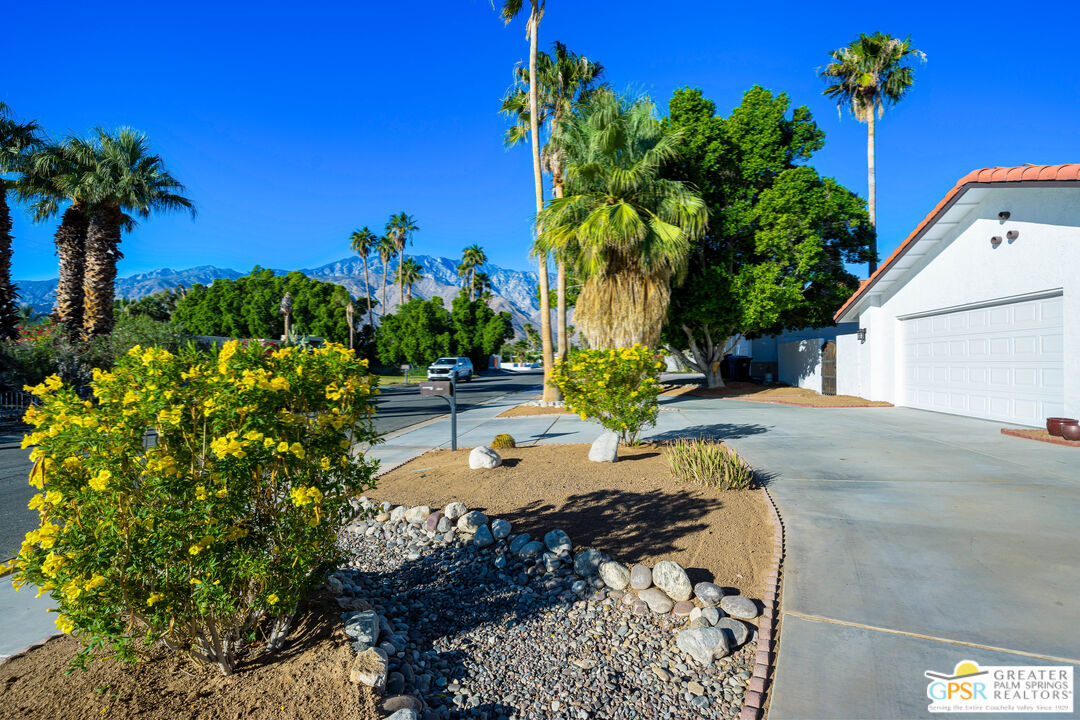 2750 East Vincentia Road Palm Springs, CA 92262 - Photo 11 of 55 a view of a yard with a fountain