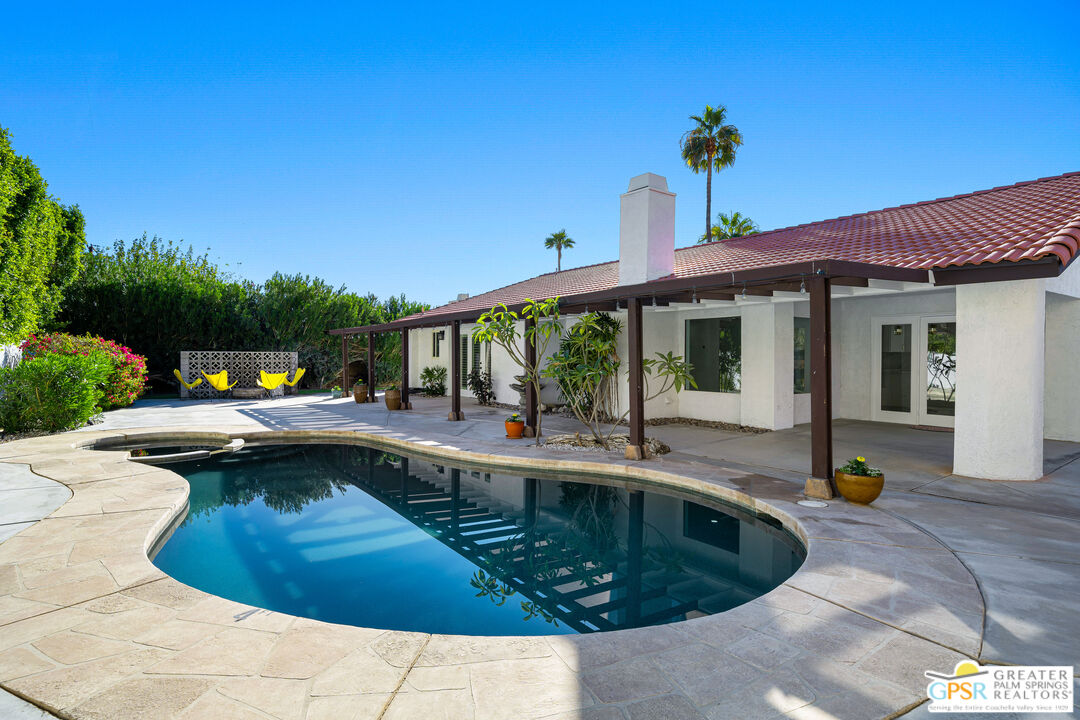 2750 East Vincentia Road Palm Springs, CA 92262 - Photo 34 of 55 a view of a house with swimming pool and sitting area