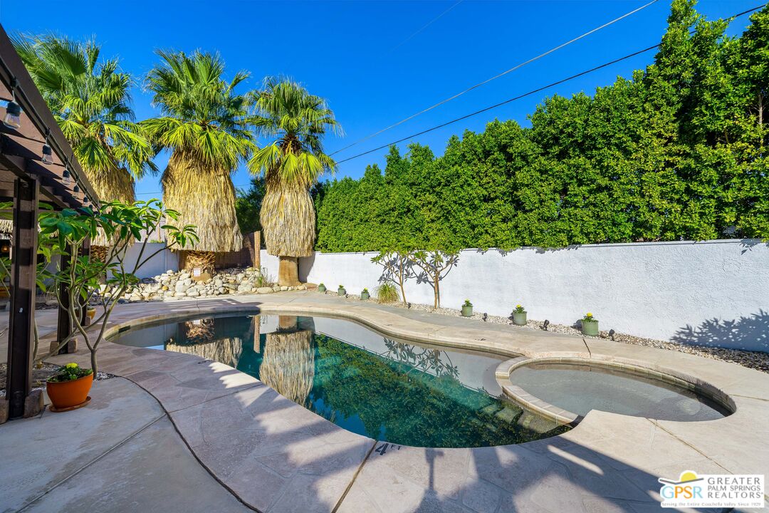 2750 East Vincentia Road Palm Springs, CA 92262 - Photo 38 of 55 a picture of a table and chairs in the patio