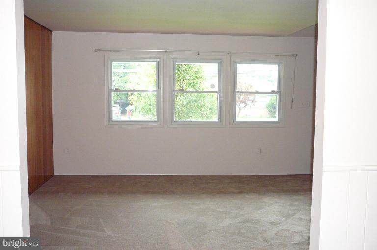 2040 Rolling Rd. Baltimore, MD 21244 - Photo 3 of 17 Living Room