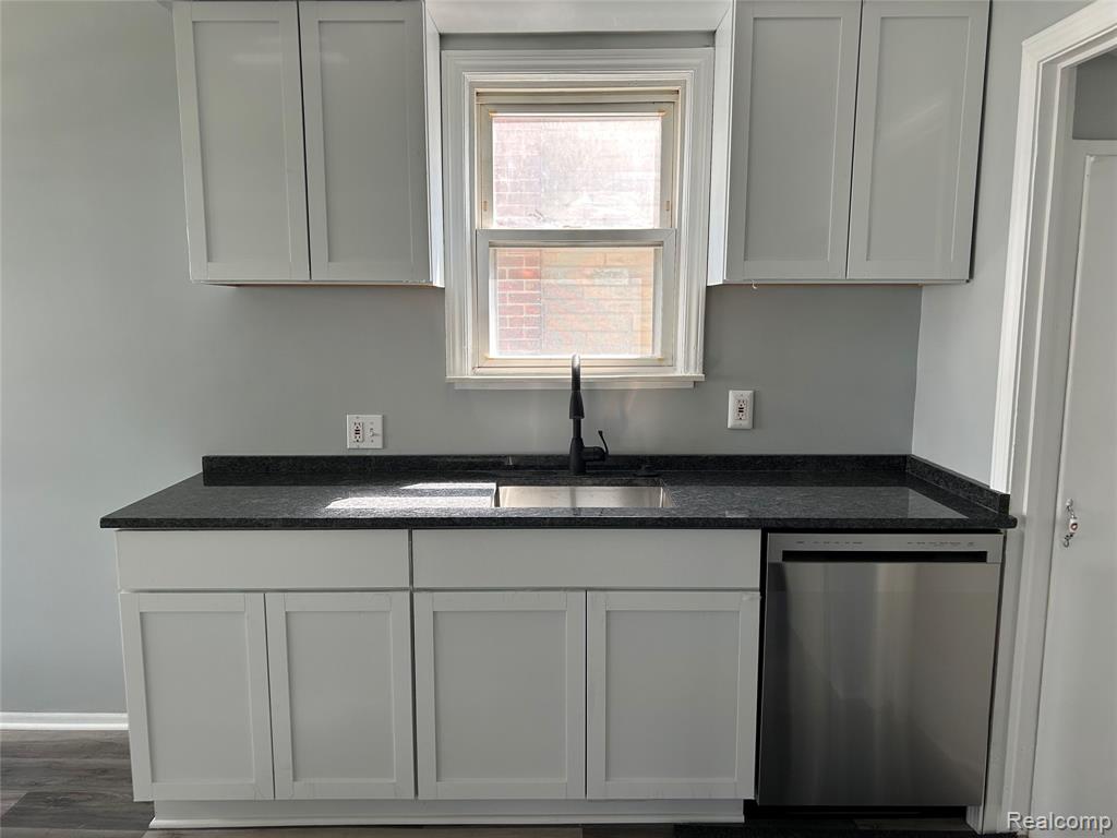 7546 Sterling Street Center Line, MI 48015 - Photo 6 of 29