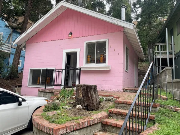 a view of a house with backyard and porch