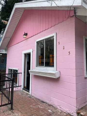 $1,700 | 925 Fern Drive, Crestline, CA 92325