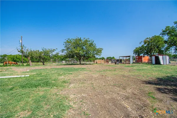 a view of yard with green space